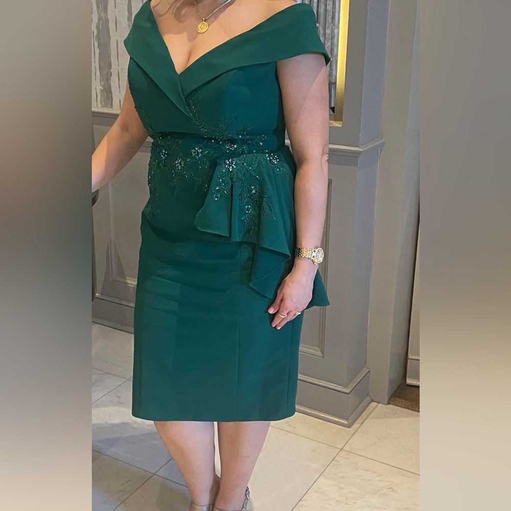 Beautiful green midi dress perfect for any occasion very elegant.